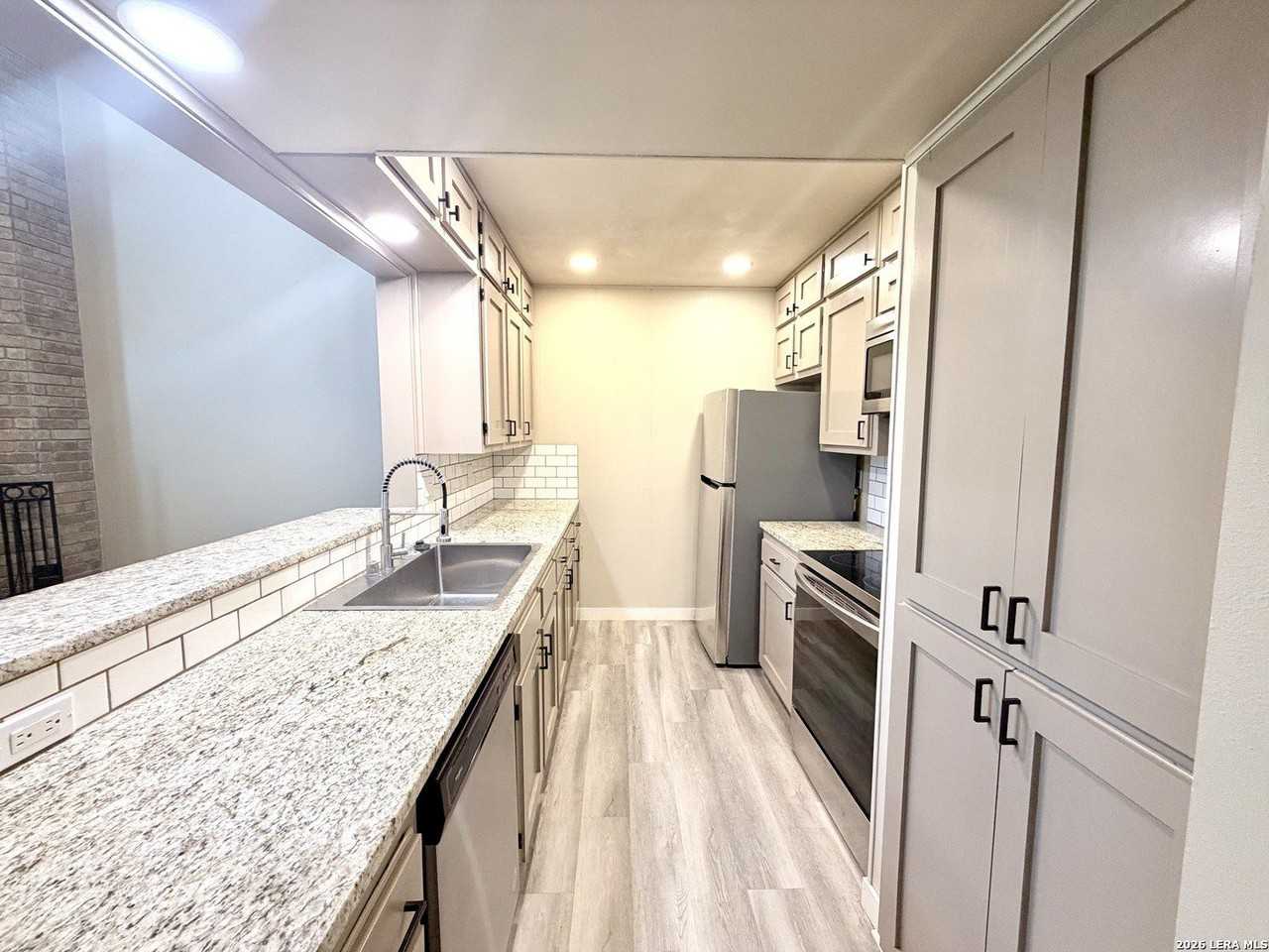 105 Brentwood Dr - Photo 5 of 17