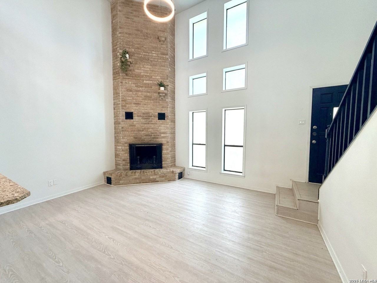 103 Brentwood Dr - Photo 3 of 17