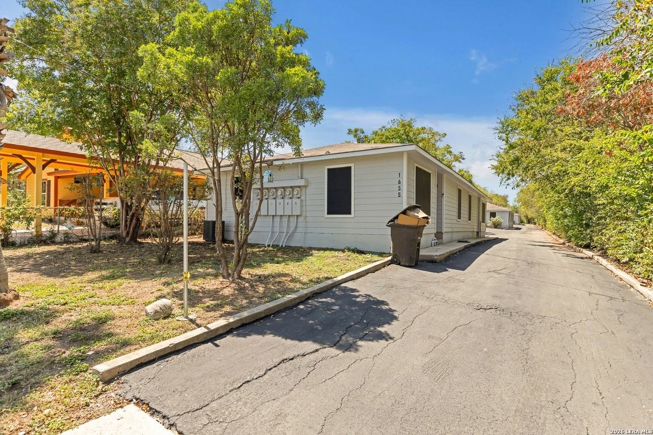 1655 Amanda St - Photo 2 of 17