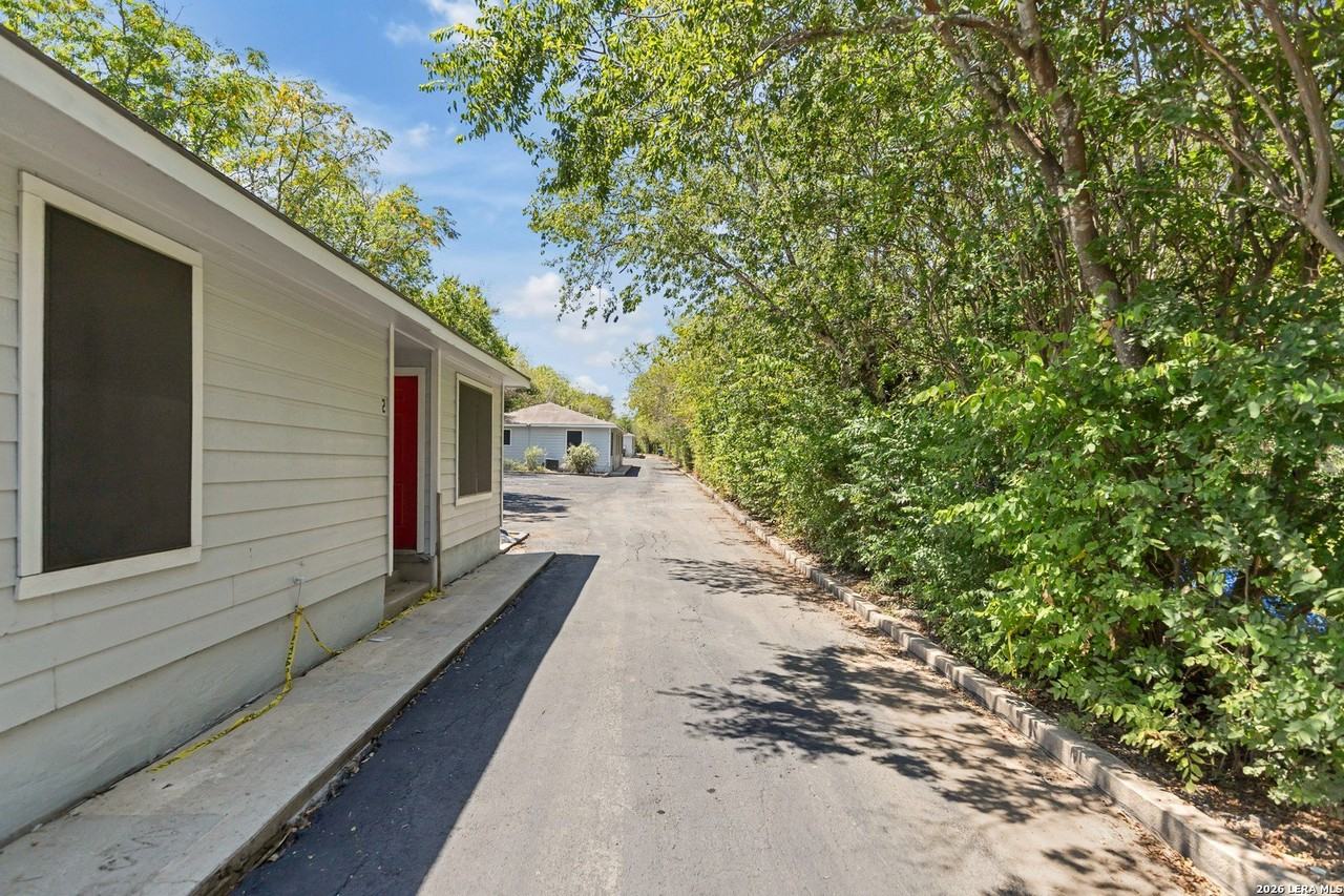 1655 Amanda St - Photo 3 of 17