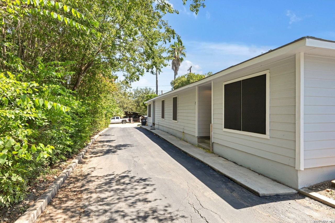 1655 Amanda St - Photo 4 of 17