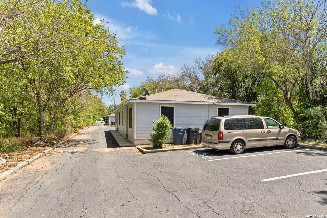 1655 Amanda St - Photo 7 of 17