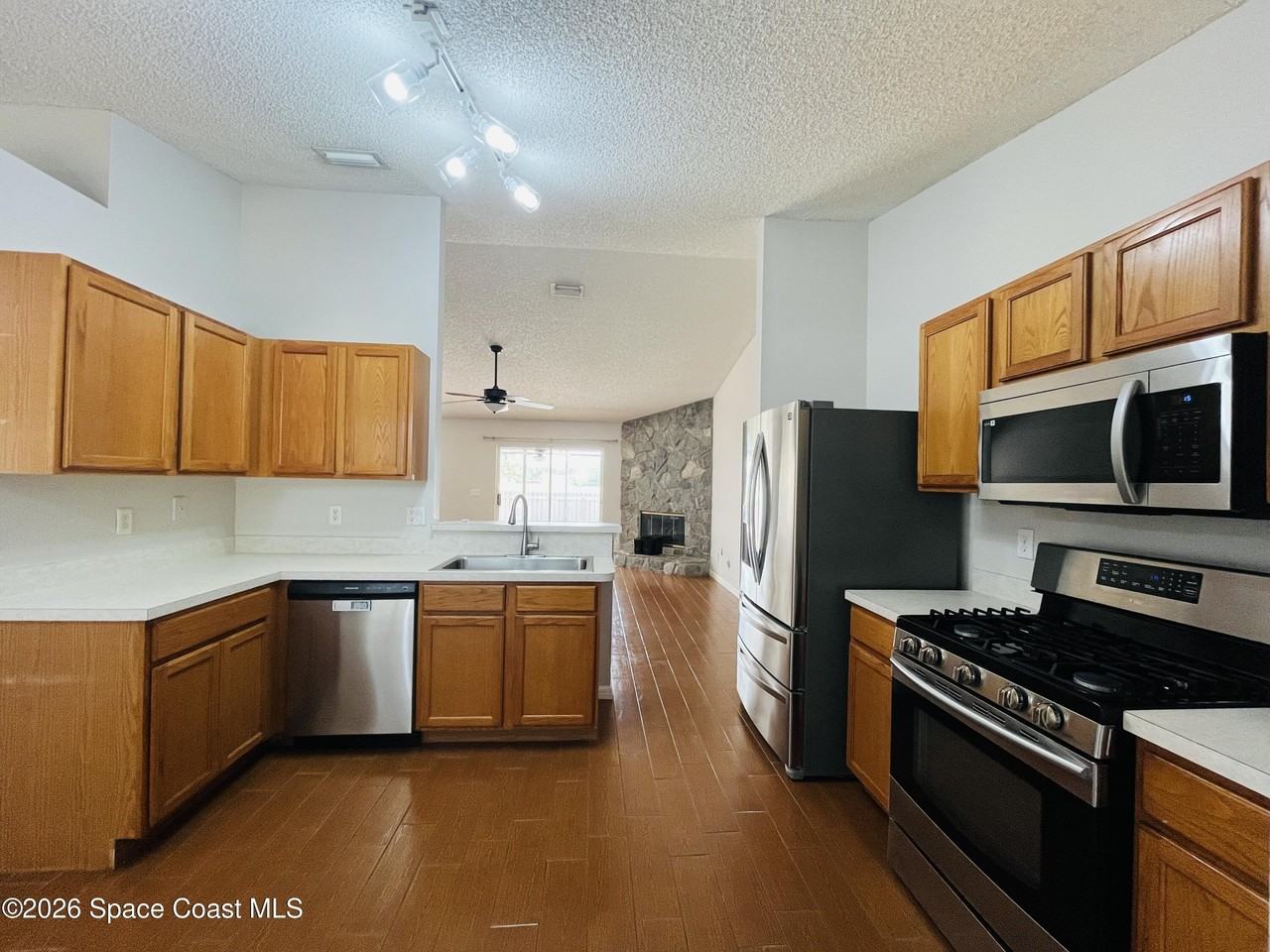 829 Honeysuckle Dr - Photo 2 of 18