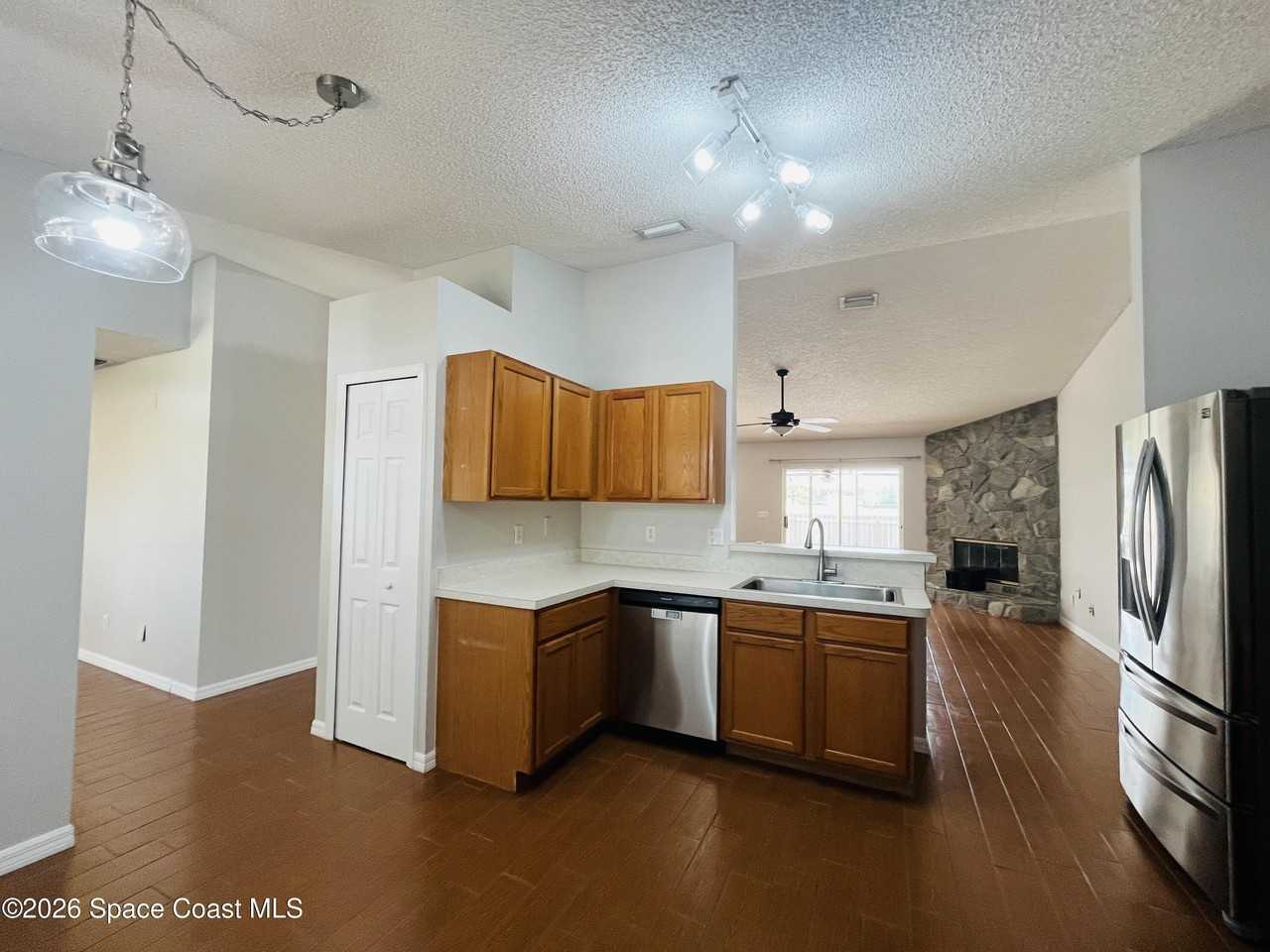 829 Honeysuckle Dr - Photo 3 of 18