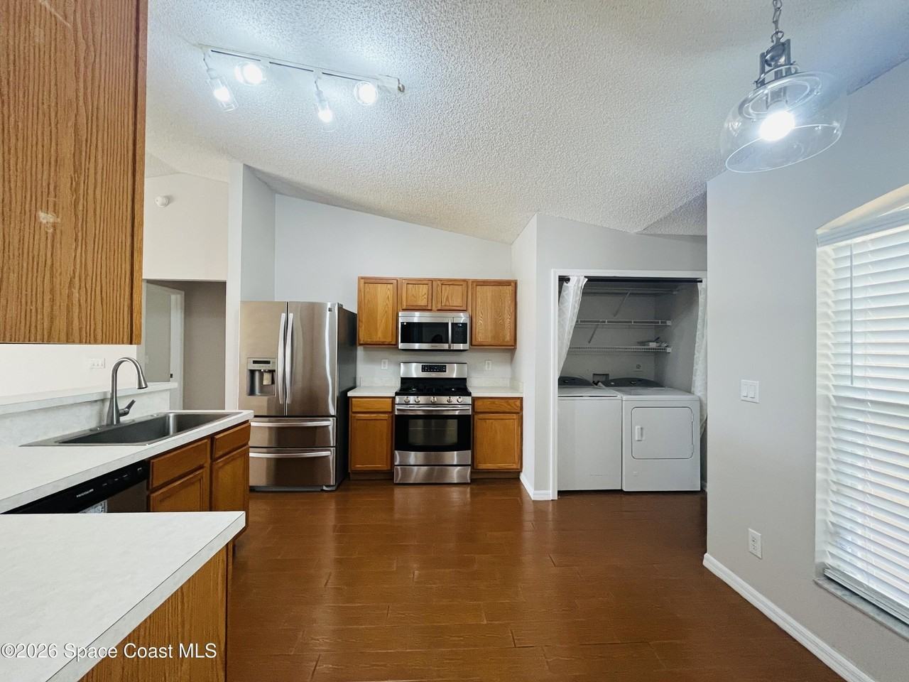 829 Honeysuckle Dr - Photo 4 of 18