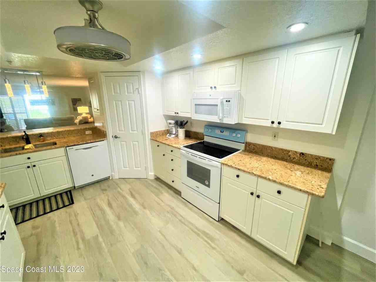 606 Shorewood Dr - Photo 3 of 26