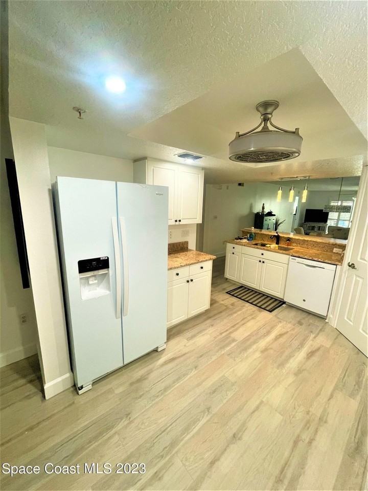 606 Shorewood Dr - Photo 4 of 26