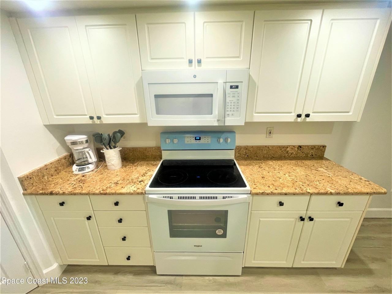 606 Shorewood Dr - Photo 5 of 26