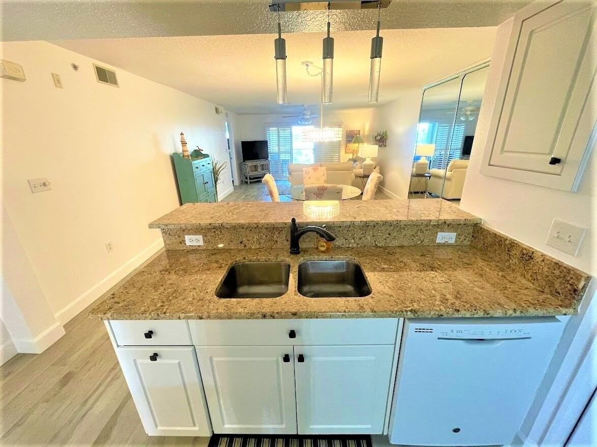 606 Shorewood Dr - Photo 6 of 26