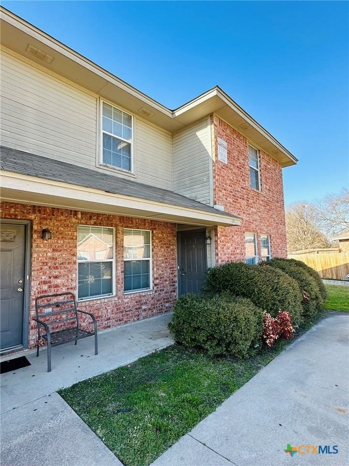 304 Creek St Apt D - Photo 3 of 8