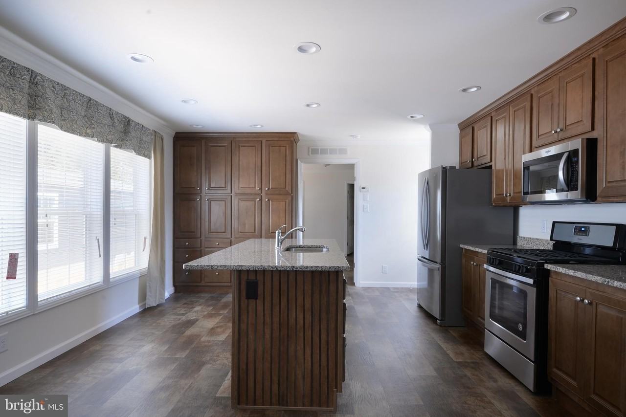 41 Edgewater Dr - Photo 2 of 13