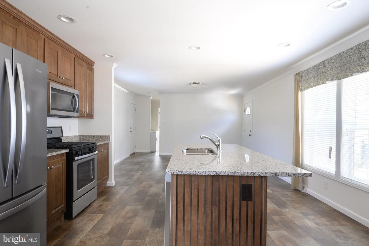 41 Edgewater Dr - Photo 3 of 13