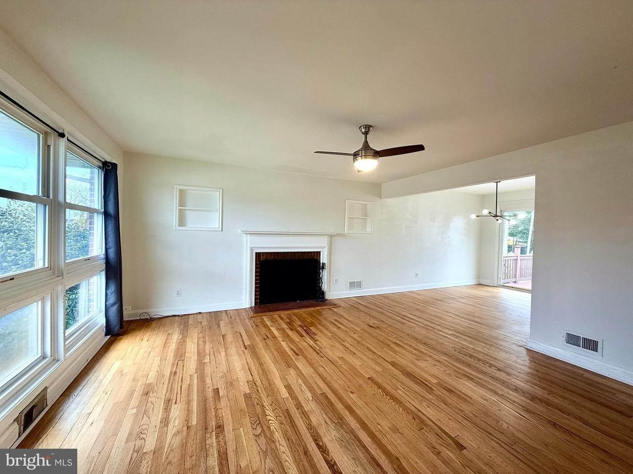 1307 Malbay Dr - Photo 3 of 24