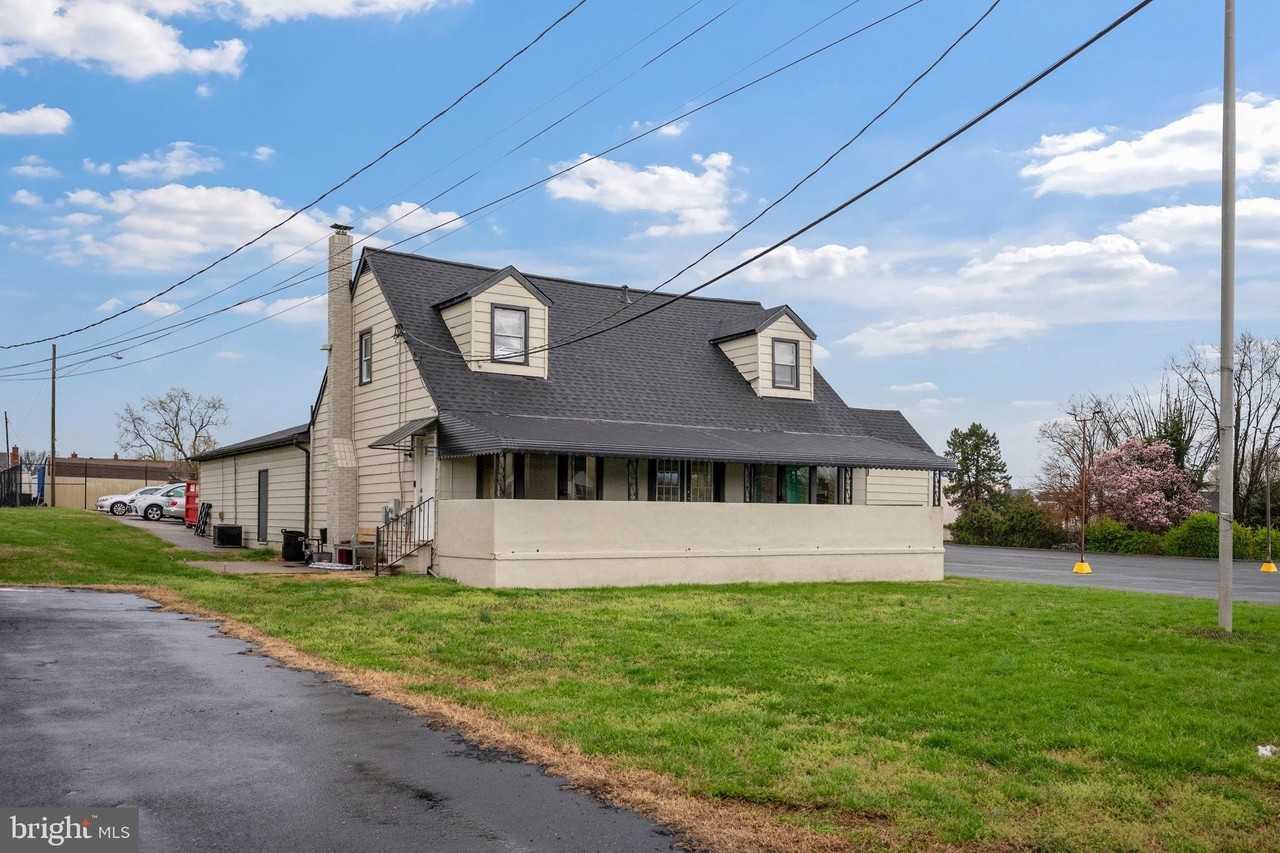 7917 Wise Ave - Photo 2 of 40