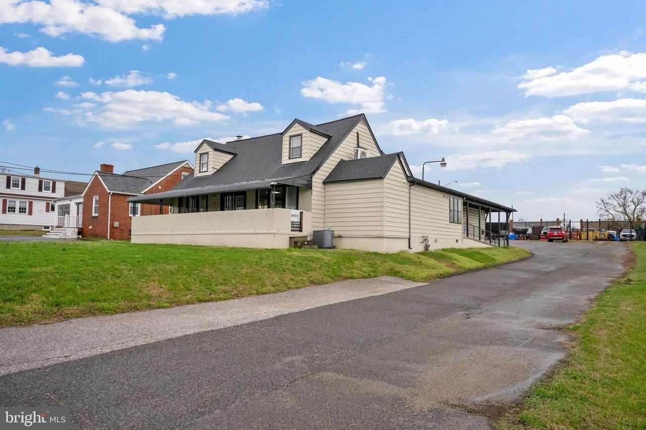 7917 Wise Ave - Photo 3 of 40