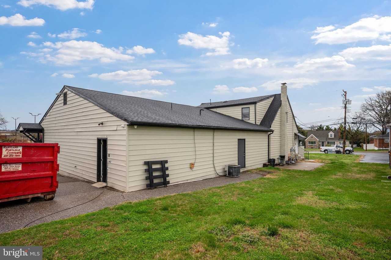 7917 Wise Ave - Photo 4 of 40