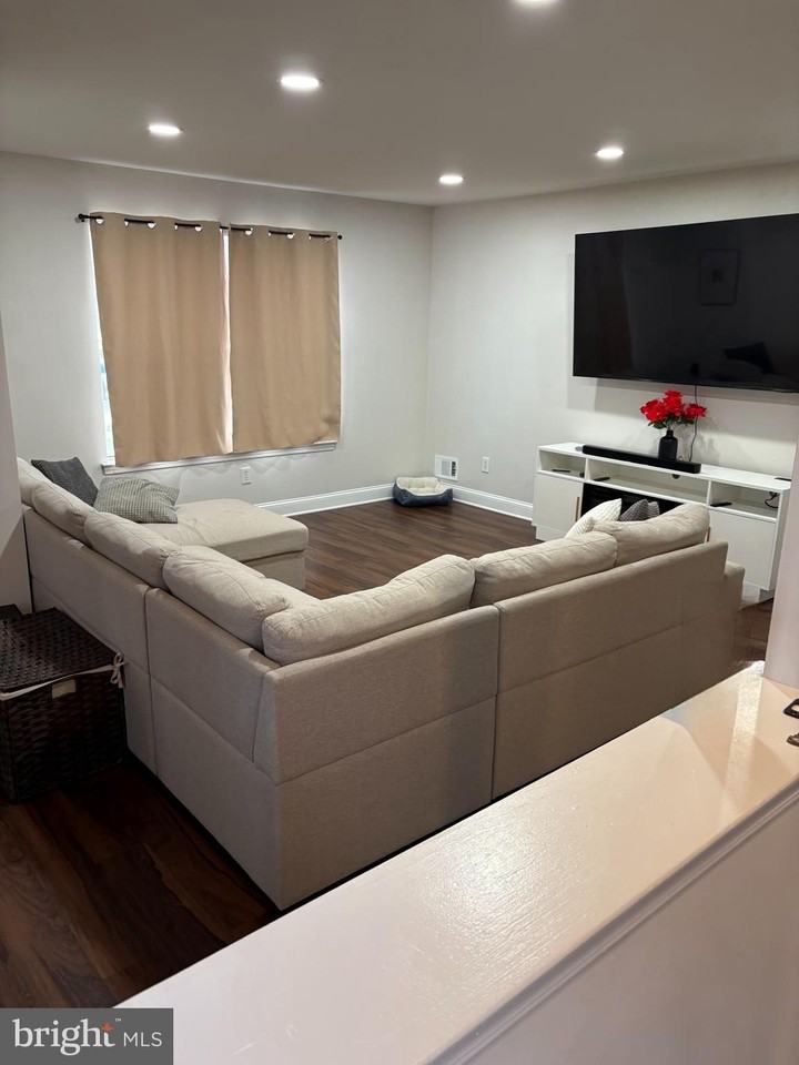 430 Whitman Ln - Photo 3 of 11