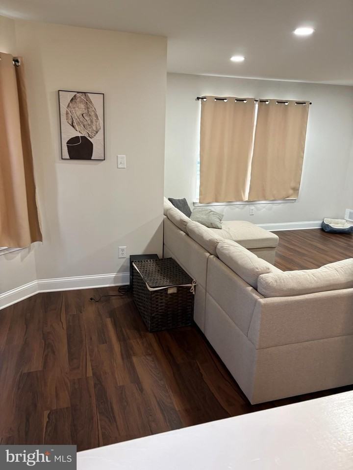 430 Whitman Ln - Photo 4 of 11