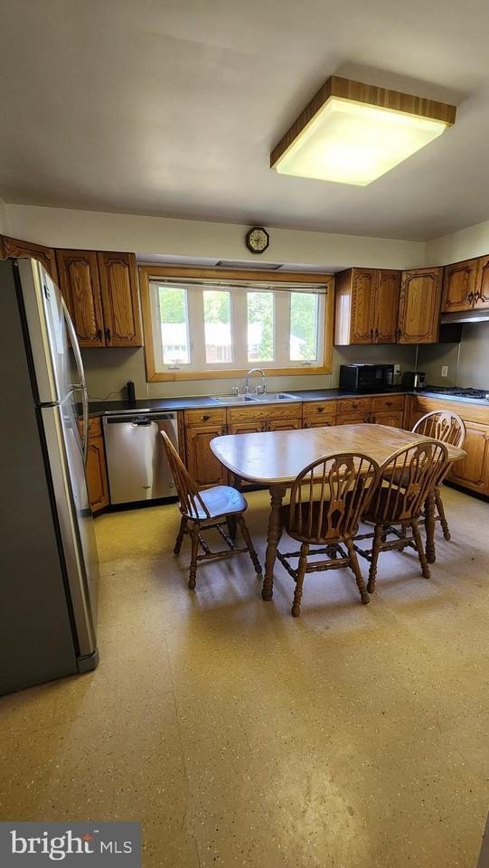 202 Holly St - Photo 5 of 14