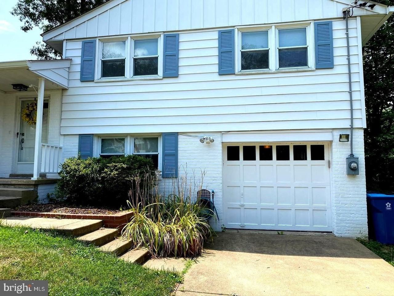 7427 Grace St - Photo 3 of 39