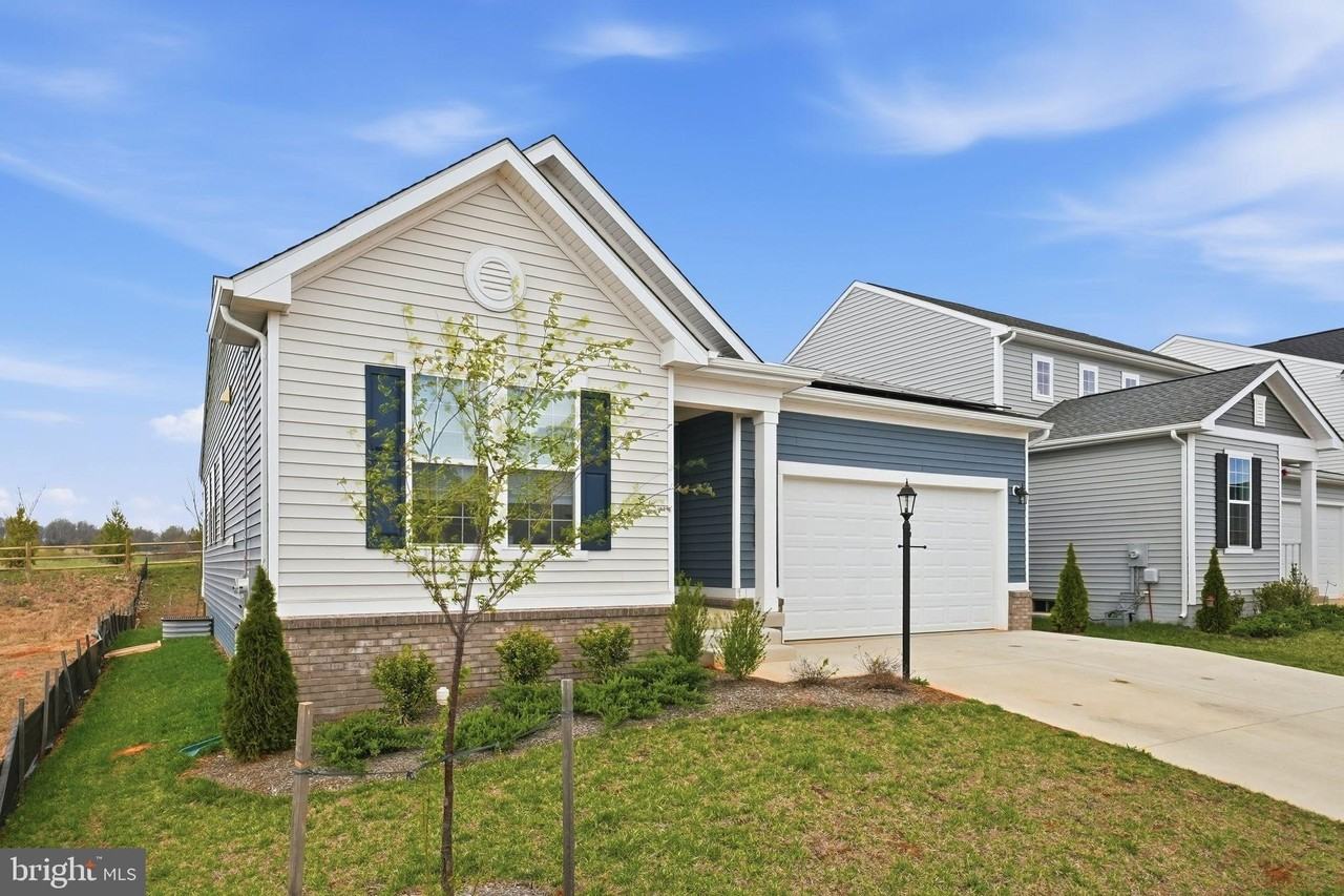 615 Clover Ln - Photo 3 of 39