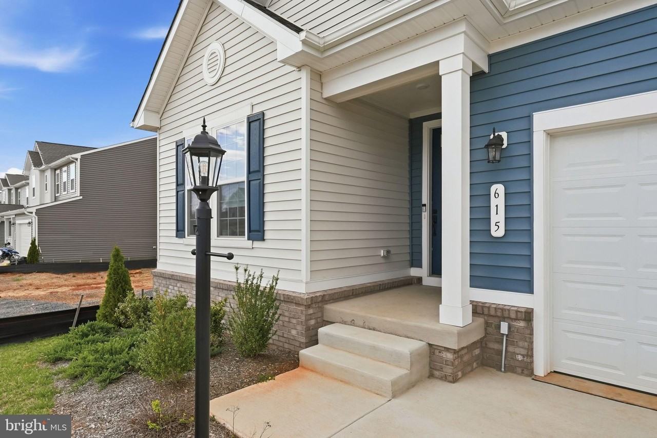 615 Clover Ln - Photo 4 of 39