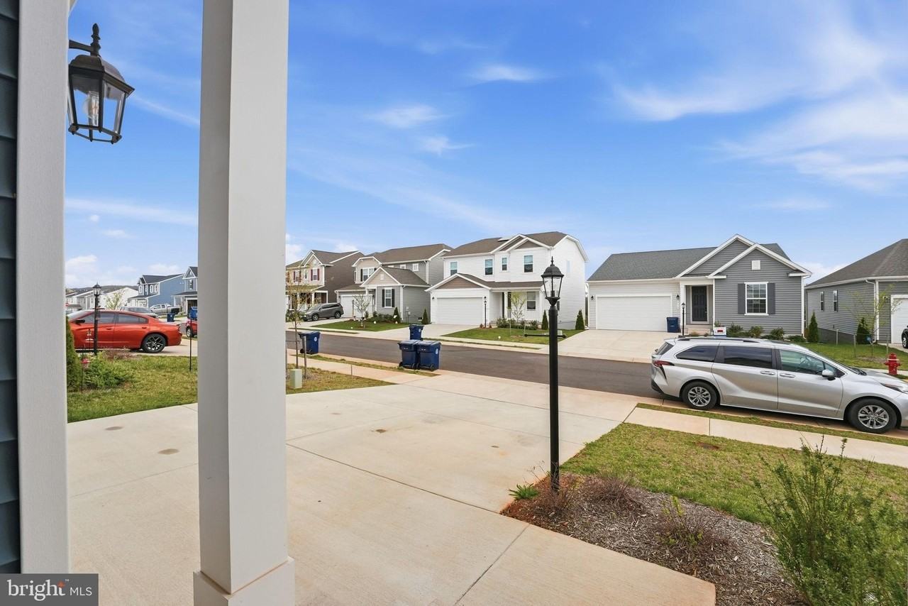 615 Clover Ln - Photo 6 of 39