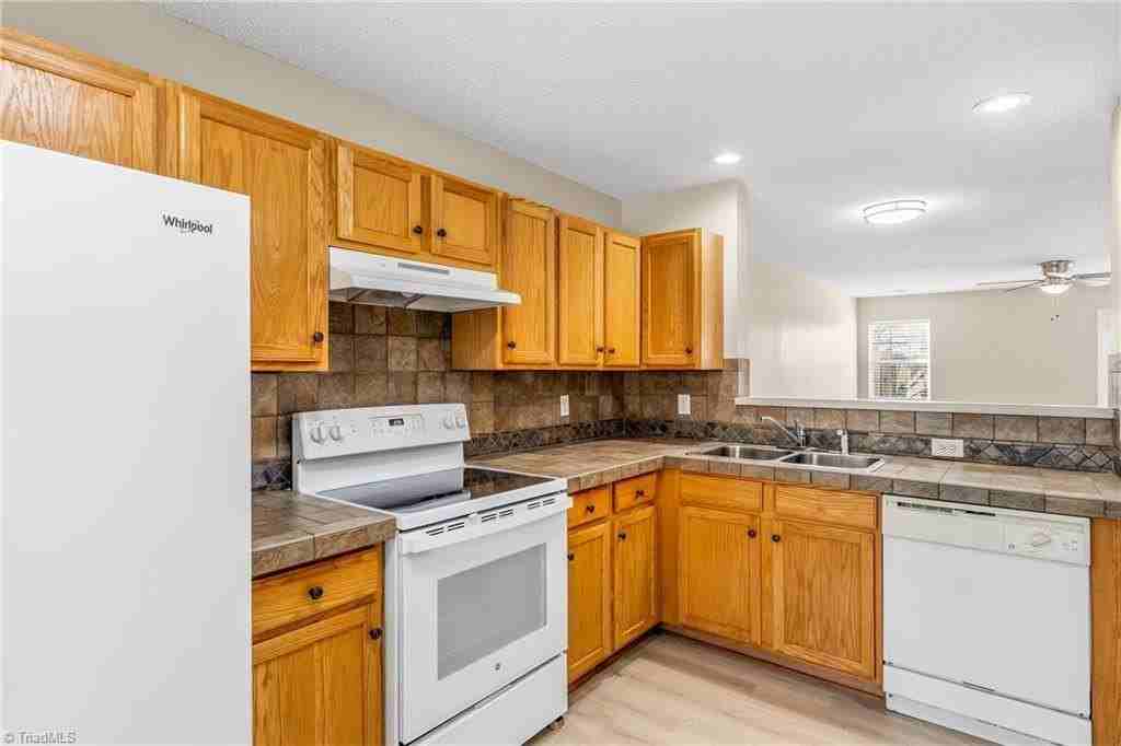 4405 Carlys Way - Photo 7 of 31