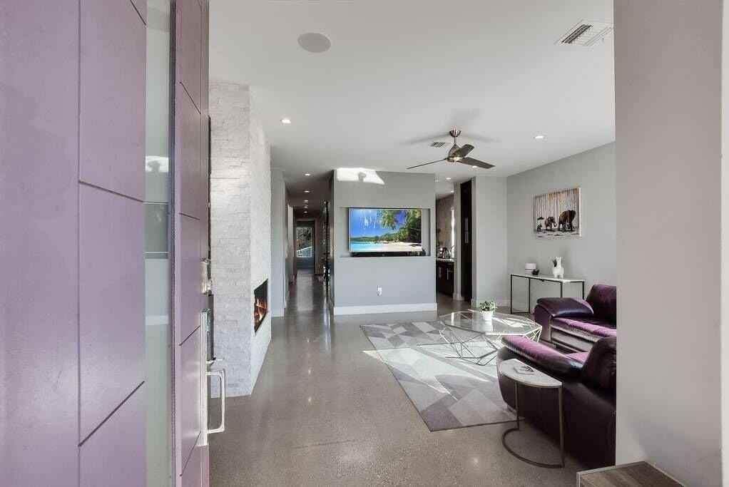 1802 W 10th St - Photo 2 of 23