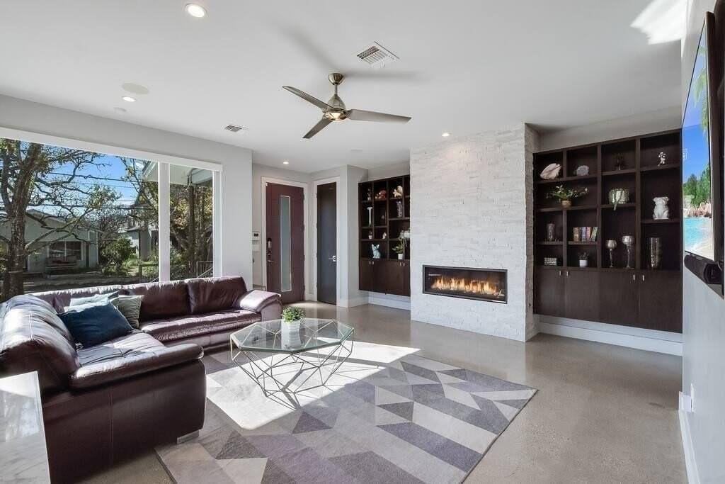 1802 W 10th St - Photo 3 of 23