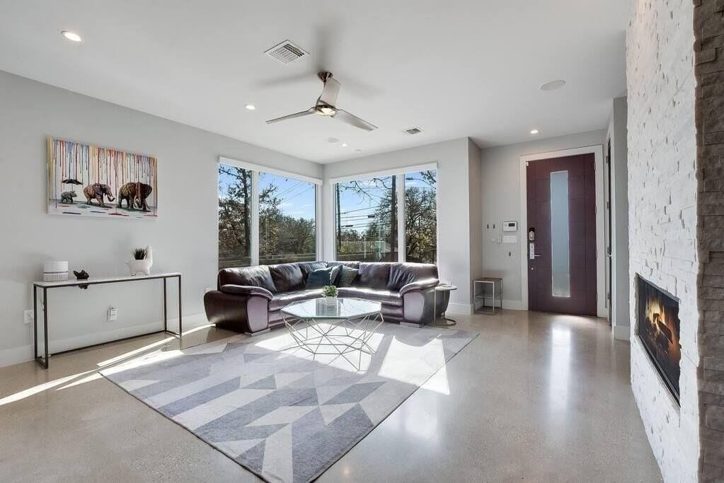 1802 W 10th St - Photo 4 of 23