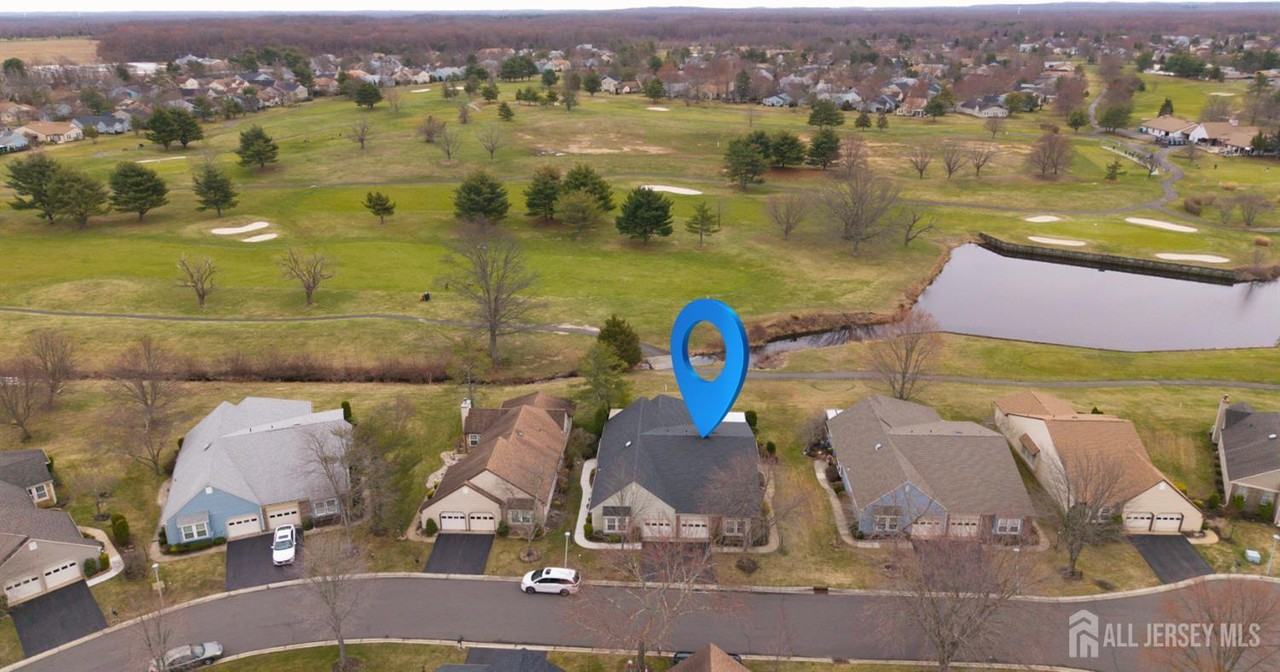 18-A Thomas Paine Dr - Photo 3 of 32