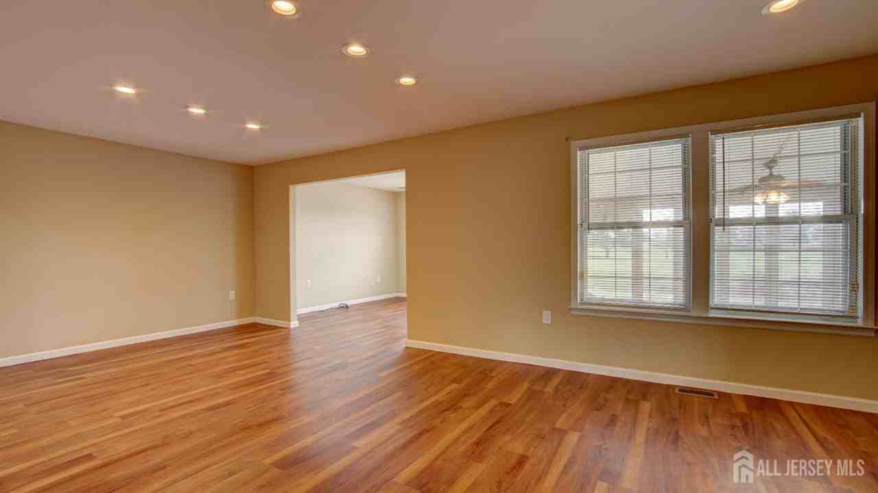 18-A Thomas Paine Dr - Photo 7 of 32