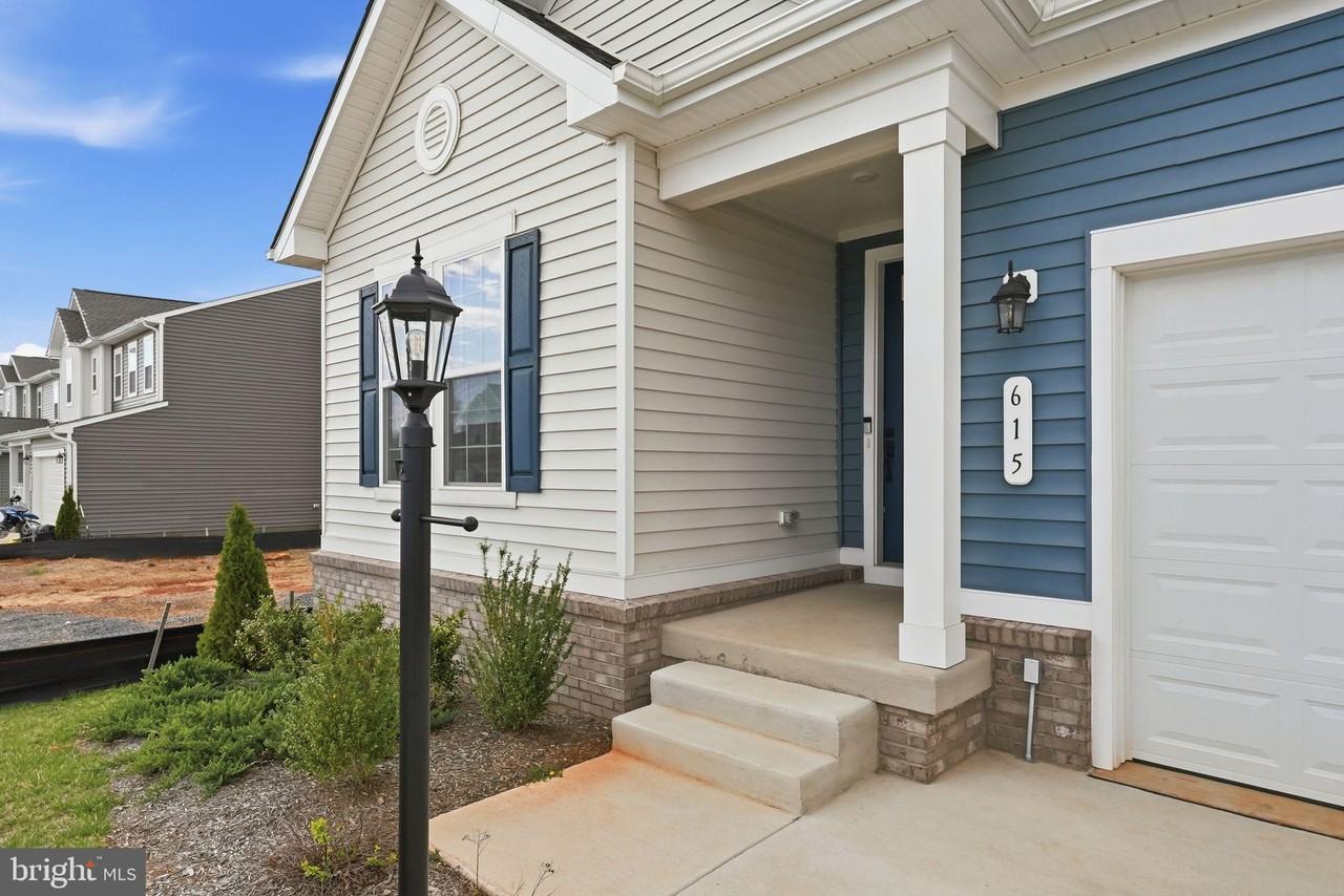 615 Clover Ln - Photo 4 of 39