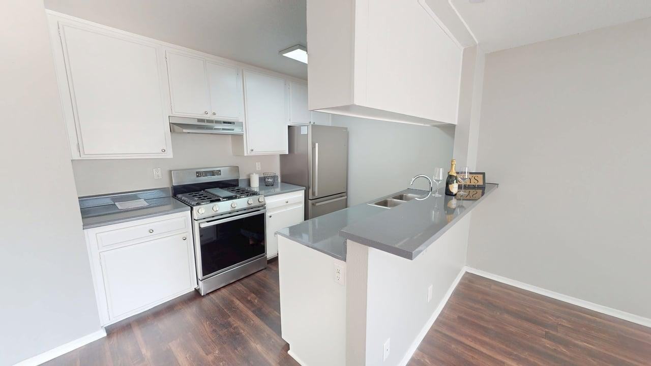 Chateau Emelita Apartments - Photo 4 of 12