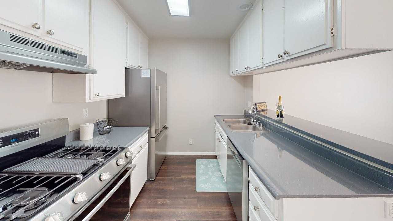 Chateau Emelita Apartments - Photo 5 of 12