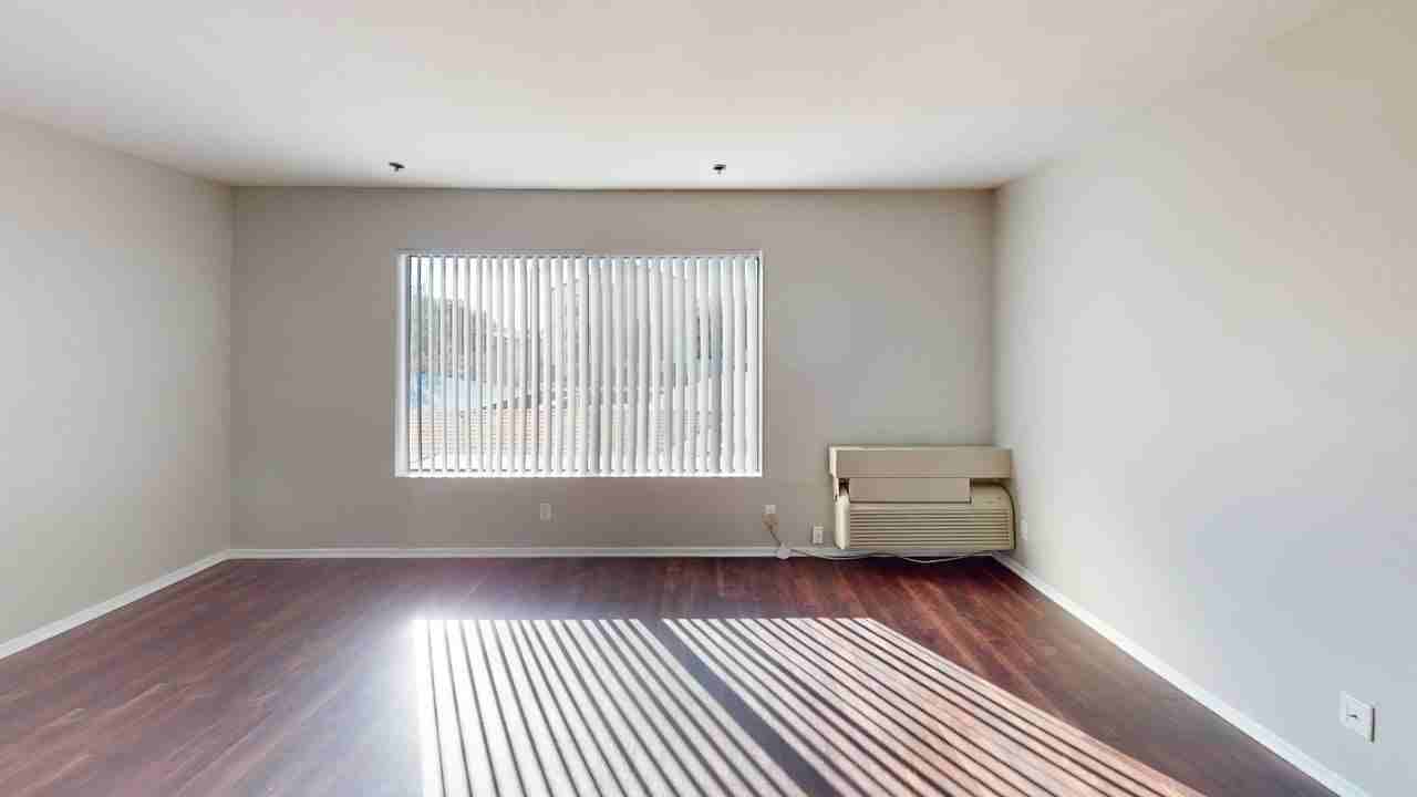 Chateau Emelita Apartments - Photo 6 of 12