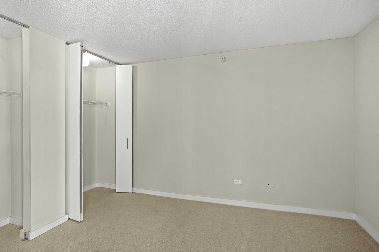 540 N State St - Photo 5 of 24