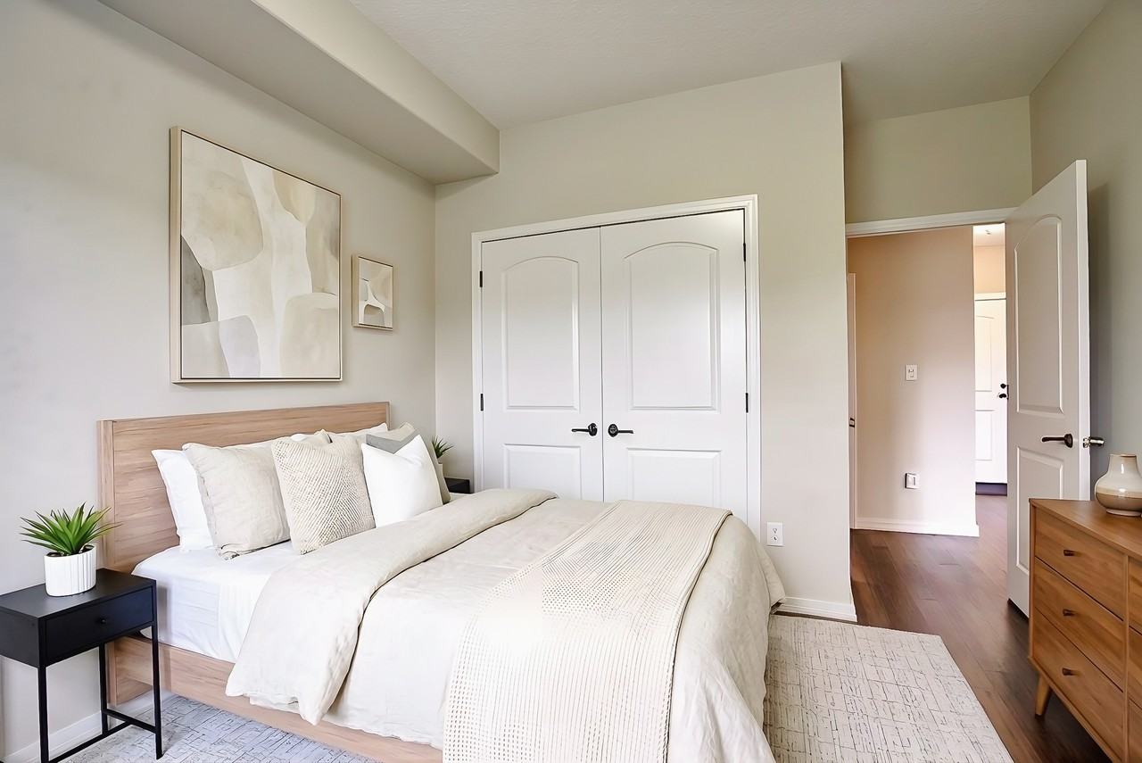 Hollick Kenyon Apartments - Photo 5 of 24