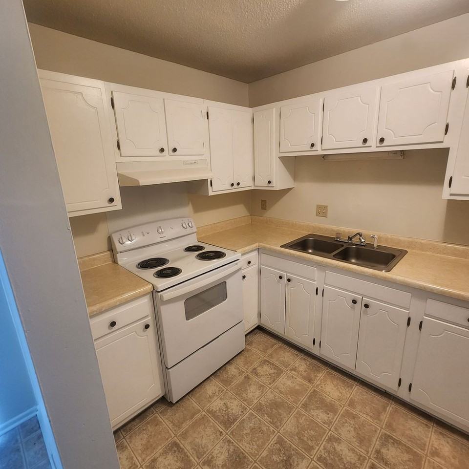 Charlestowne Henderson - Photo 4 of 36