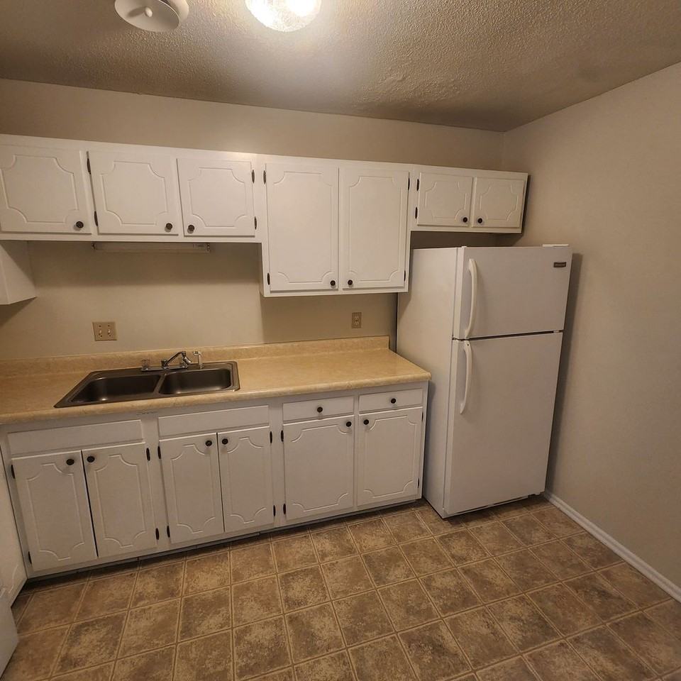 Charlestowne Henderson - Photo 5 of 36