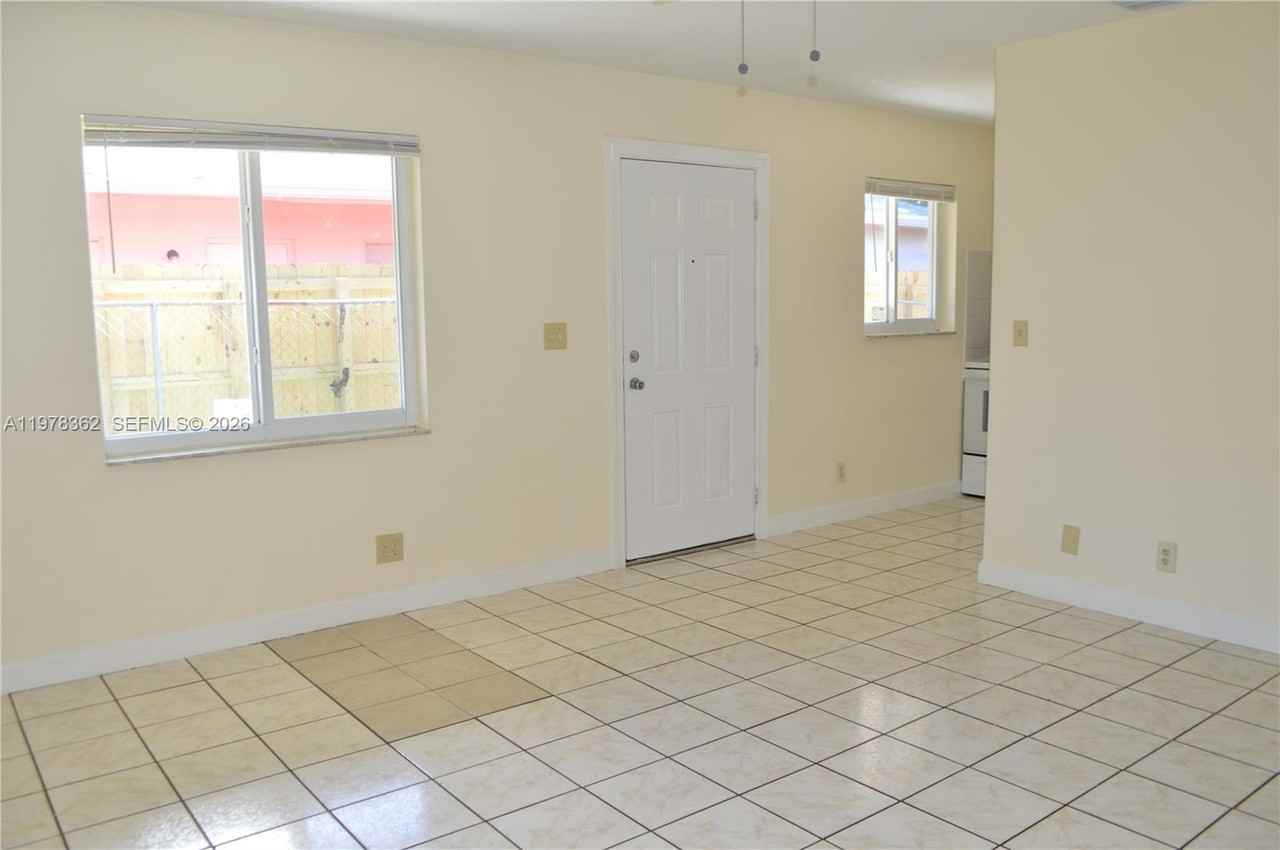 701 Southwest 15th Avenue - Photo 3 of 11