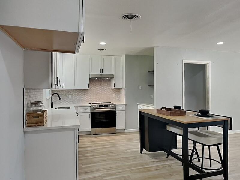 2111 Melissa St - Photo 4 of 16