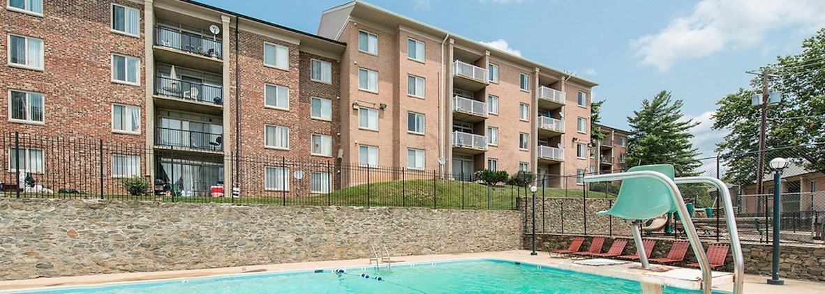 Oxford Manor - Photo 2 of 14