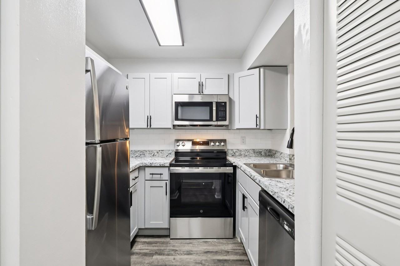 Lakeside Glen Apartments - Photo 6 of 50