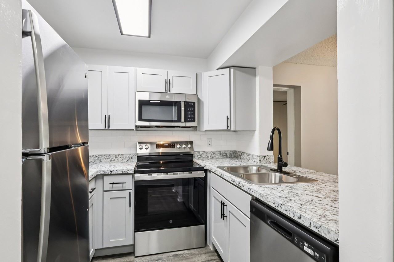 Lakeside Glen Apartments - Photo 7 of 50