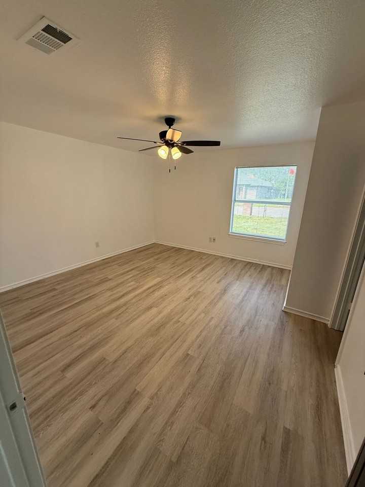 3713 Devonaire Dr - Photo 5 of 12