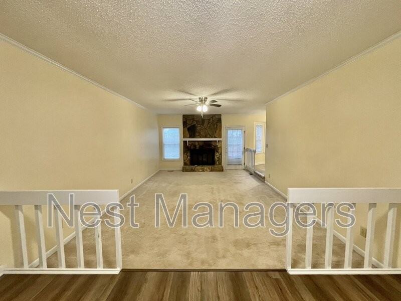 2109 Hollyridge Pl - Photo 2 of 24