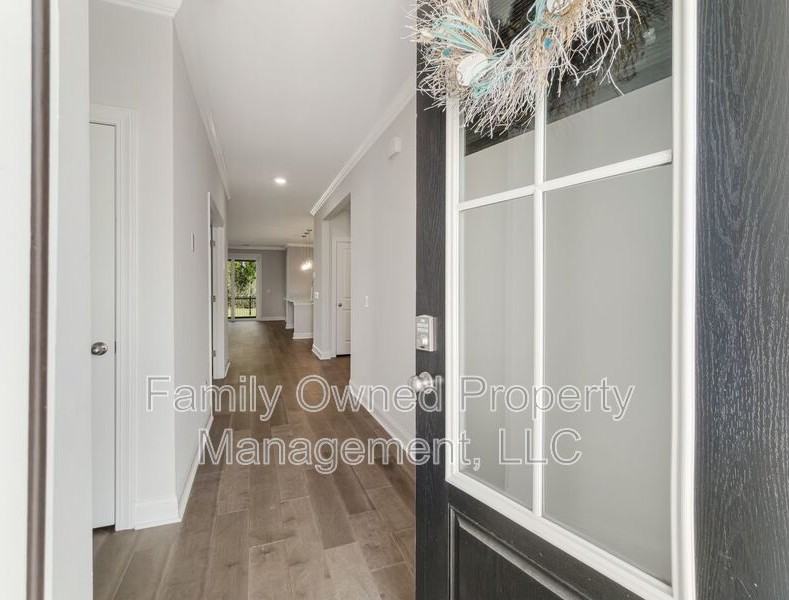 208 Shortmarsh St - Photo 4 of 47