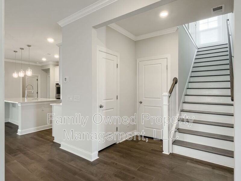 208 Shortmarsh St - Photo 7 of 47